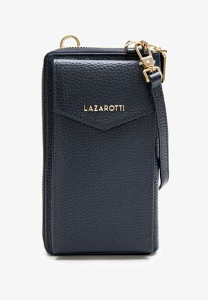 Portafoglio in pelle blu navy con superficie textured, hardware dorato e chiusura con zip. Presenta una tasca frontale e una tracolla. Logo sul davanti.