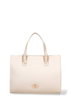 Sac tote en cuir beige avec une forme structurée, une surface texturée, deux poignées supérieures et des accents en métal doré. Présente un logo embossé.