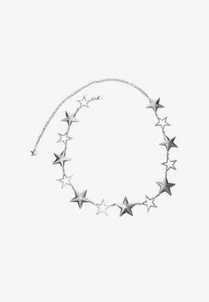 Collier en forme d'étoile en argent avec des formes d'étoiles texturées et lisses reliées par une chaîne, de tailles variées et positionnées uniformément sur la longueur.