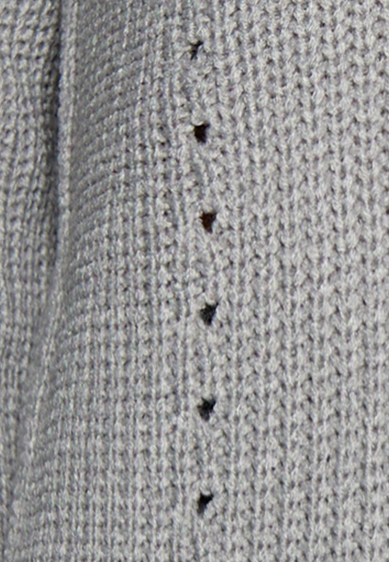 Tela de punto en gris claro con un patrón texturizado; cuenta con pequeños agujeros espaciados uniformemente a lo largo de un borde para un detalle adicional.