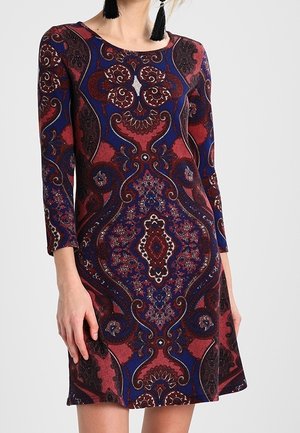 Robe à manches longues en tissu texturé avec un motif paisley multicolore dans des teintes de bordeaux, bleu et noir.