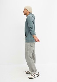 bonprix Felpa con cappuccio - green