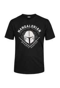 Zwarte katoenen t-shirt met een grafische print van een helm, met de tekst "MANDALORIAN LEGENDARY WARRIOR BOUNTY HUNTER" in het wit.
