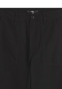 Svarta byxor med knappstängning, som har två framfickor, en slät textur och synliga sömmar.