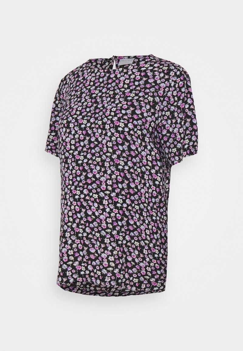 Černá blůza s krátkými rukávy s květinovým vzorem v odstínech fialové, růžové a bílé. Lehké, měkké látky s uvolněným střihem.