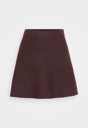 Bordeaux gebreide rok met een uitlopende vorm, brede tailleband en een soepele textuur, met een effen kleur zonder patronen of accenten.