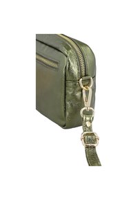 Metalinis žalias odinis kryžminis krepšys su užtrauktuku, su auksinės spalvos užsegimu ir tekstūruotu paviršiumi. Kompaktiška stačiakampio forma.