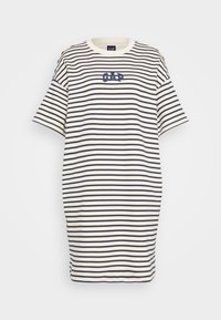 Gestreiftes T-Shirt-Kleid in Creme und Marineblau, mit kurzen Ärmeln, rundem Halsausschnitt und einem kleinen gestickten Logo auf der Brust.