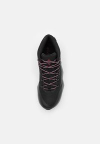 Schwarzer Wanderschuh mit einem Obermaterial aus Mesh, einer strapazierfähigen Gummisohle und roten sowie grauen Schnürsenkeln. Strukturierte Gestaltung mit schützendem Zehenbereich.