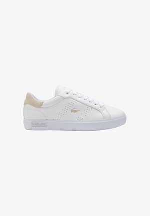 Biały skórzany sneaker z perforowanym wzorem, beżowymi akcentami z tyłu i gumową podeszwą. Złote logo Lacoste po boku, zapięcie na sznurowadła.
