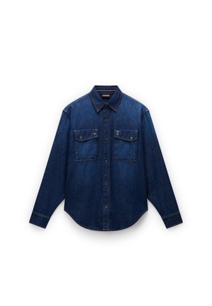 Chemise en denim bleu foncé à manches longues, avec col pointu, deux poches poitrine et fermeture à boutons. Présente des coutures contrastées et un ourlet arrondi.