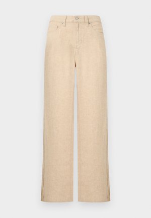 Pantalon beige à jambes larges avec poches avant, passants pour ceinture et fermeture à bouton, présenté sur un fond clair uni.