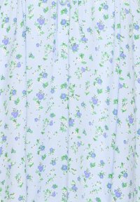 Tissu bleu clair avec un motif floral de petites fleurs violettes et blanches et des feuilles vertes.