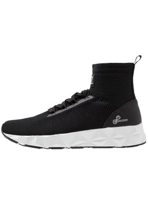 Sort strikket højtop-sneaker med hvid tekstureret sål, snørelukning foran og træktråd ved hælen.