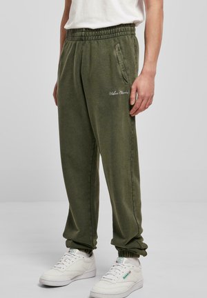 Olivengrønne fleece joggebukser med elastisk liv, sidelommer og ribbestrikkede mansjetter. Har "Urban Classics" brodert foran.
