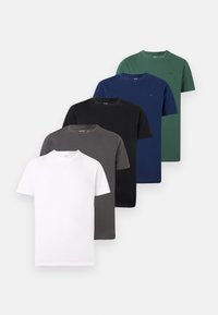 Πέντε απλά t-shirts με στρογγυλή λαιμόκοψη σε λευκό, γκρι, μαύρο, ναυτικό μπλε και πράσινο, τοποθετημένα σε στρωμένη στοίβα πάνω σε λευκό φόντο.