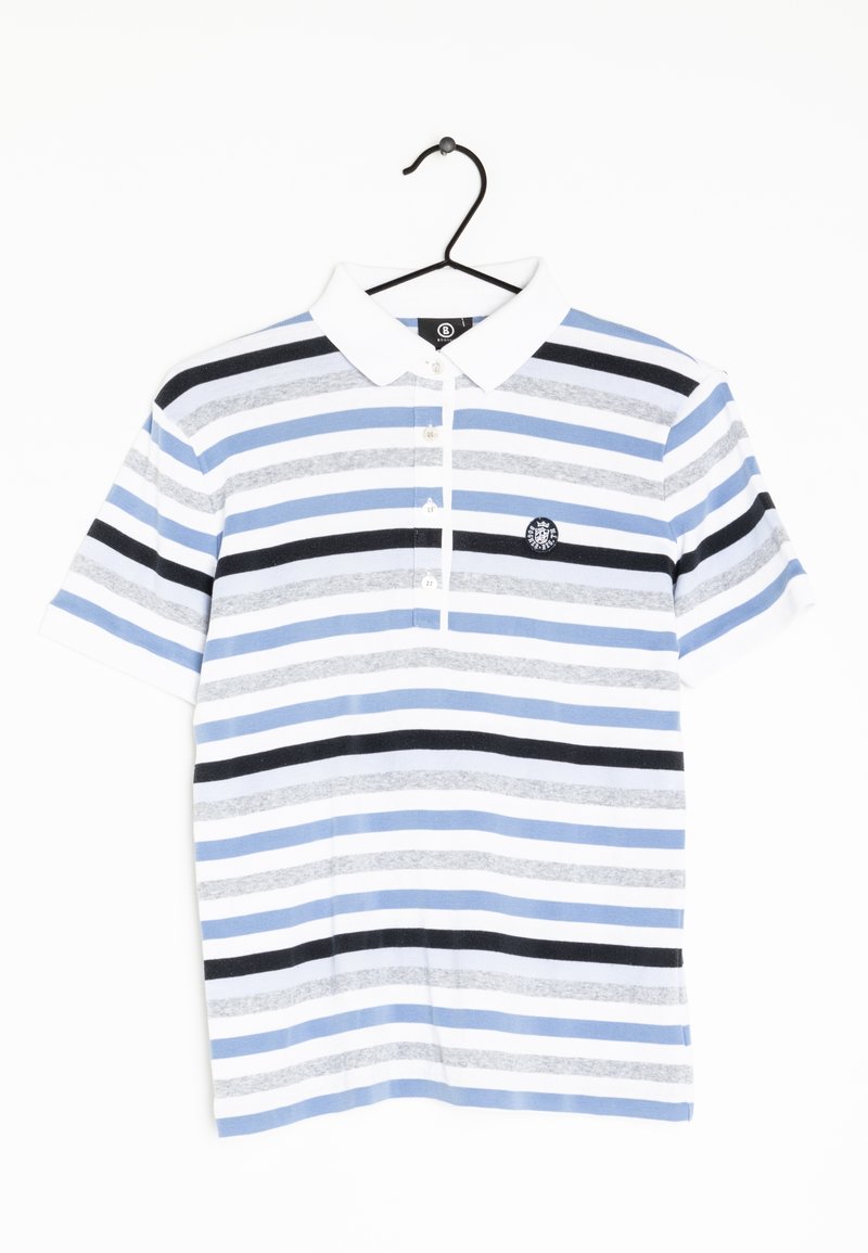 Polo à manches courtes avec rayures horizontales bleues, noires, grises et blanches, col blanc, boutons et logo poitrine sur un cintre noir.