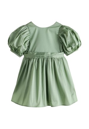 Grøn kort kjole med puffede ærmer og et smalt bælte i taljen, med bred nederdel og rund halsudskæring, vist mod hvid baggrund.