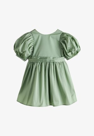 Groene korte jurk met opgeblazen mouwen en een gerimpelde tailleband, voorzien van een wijde rok en een ronde halslijn, tentoongesteld tegen een witte achtergrond.