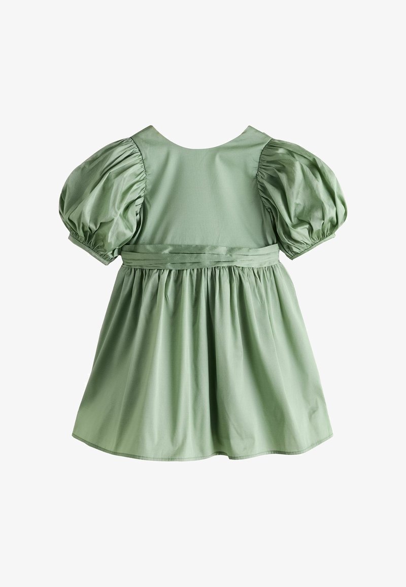 Zelené krátke šaty s nafúknutými rukávmi a nariaseným pásom, s širokou sukňou a okrúhlym výstrihom, zobrazené na bielom pozadí.