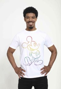 Hvid t-shirt med en farverig, gradient-kontur af Mickey Mouse. Designet er centreret, med en glat tekstur og korte ærmer.