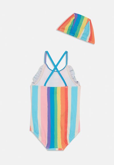 Πολύχρωμο μαγιό με ρίγες, λεπτές μπλε τιράντες, ριγέ λεπτομέρειες και ταιριαστό σκουφάκι. Το ύφασμα είναι λείο και ελαστικό, με έντονα χρώματα.