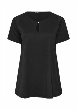 Blusa nera da donna a maniche corte con scollo tondo, apertura a goccia e piccola chiusura a bottone a forma di cuore dorato sul collo.