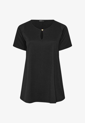 Czarna damska bluzka z krótkim rękawem, okrągłym dekoltem, wycięciem w kształcie otworu oraz małym złotym guzikiem w kształcie serca przy szyi.