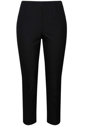 Pantaloni neri con taglio dritto, caratterizzati da pieghe frontali e un tessuto liscio e testurizzato. Vita a mezzaltezza, senza elementi metallici o fantasie visibili.