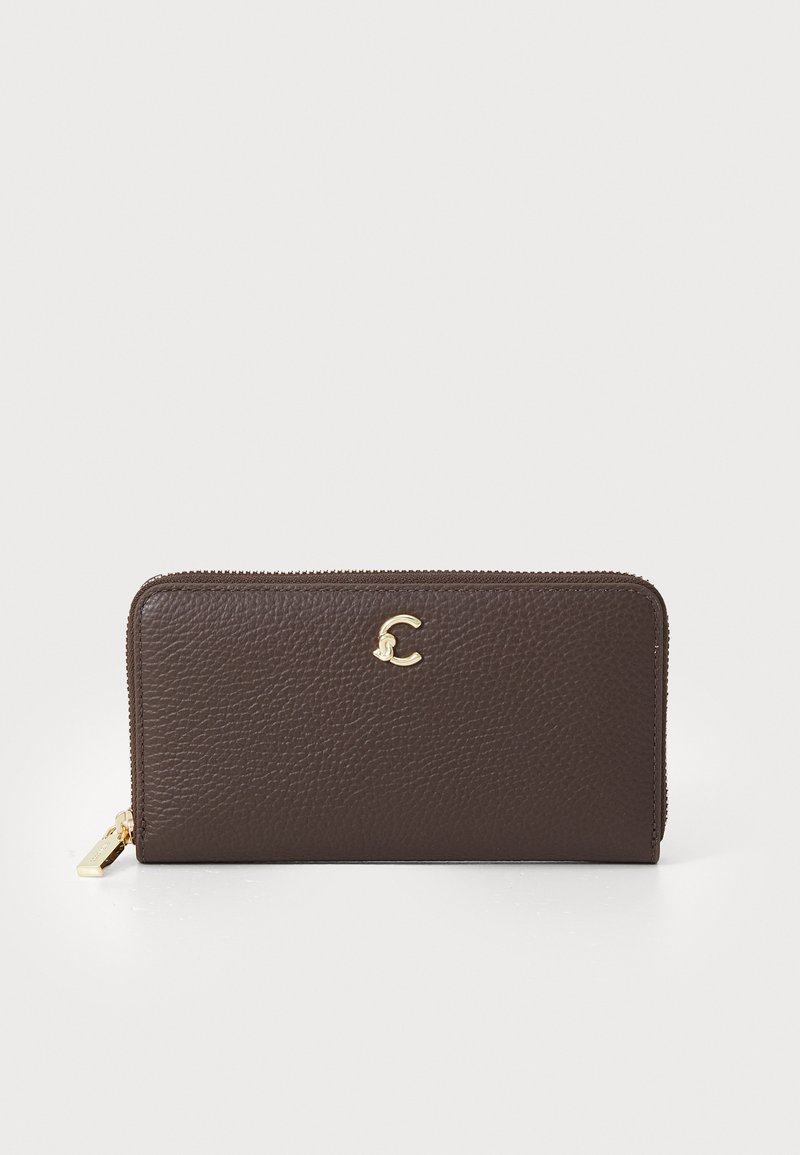 Portofel din piele maro cu un finisaj texturat, închidere cu fermoar și accent cu logo auriu pe față. Formă compactă, rectangulară.