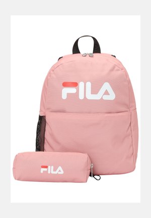 Zaino FILA rosa e astuccio coordinato, entrambi con logo FILA bianco e rosso; lo zaino ha una tasca laterale in rete nera e un anello per il manico nero.