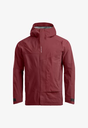 Rote wasserdichte Jacke mit Kapuze, ausgestattet mit einem Reißverschluss, mehreren Taschen und verstellbaren Manschetten. Glatte Textur mit matter Oberfläche.