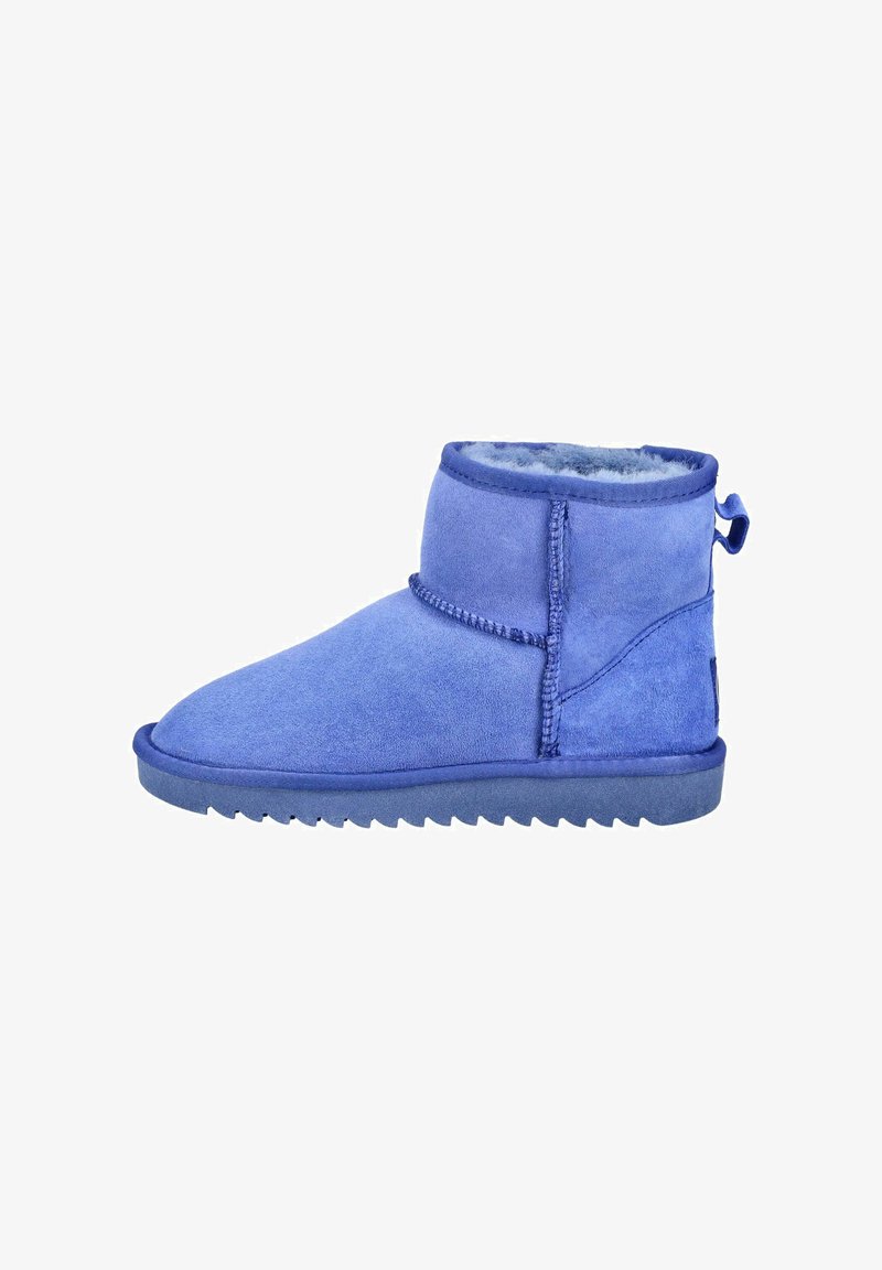 Blaue Wildleder-Ankle-Boots mit strukturierter Oberfläche, Fleece-Futter, flacher Gummisohle und einer Zuglasche hinten für einfaches Anziehen.