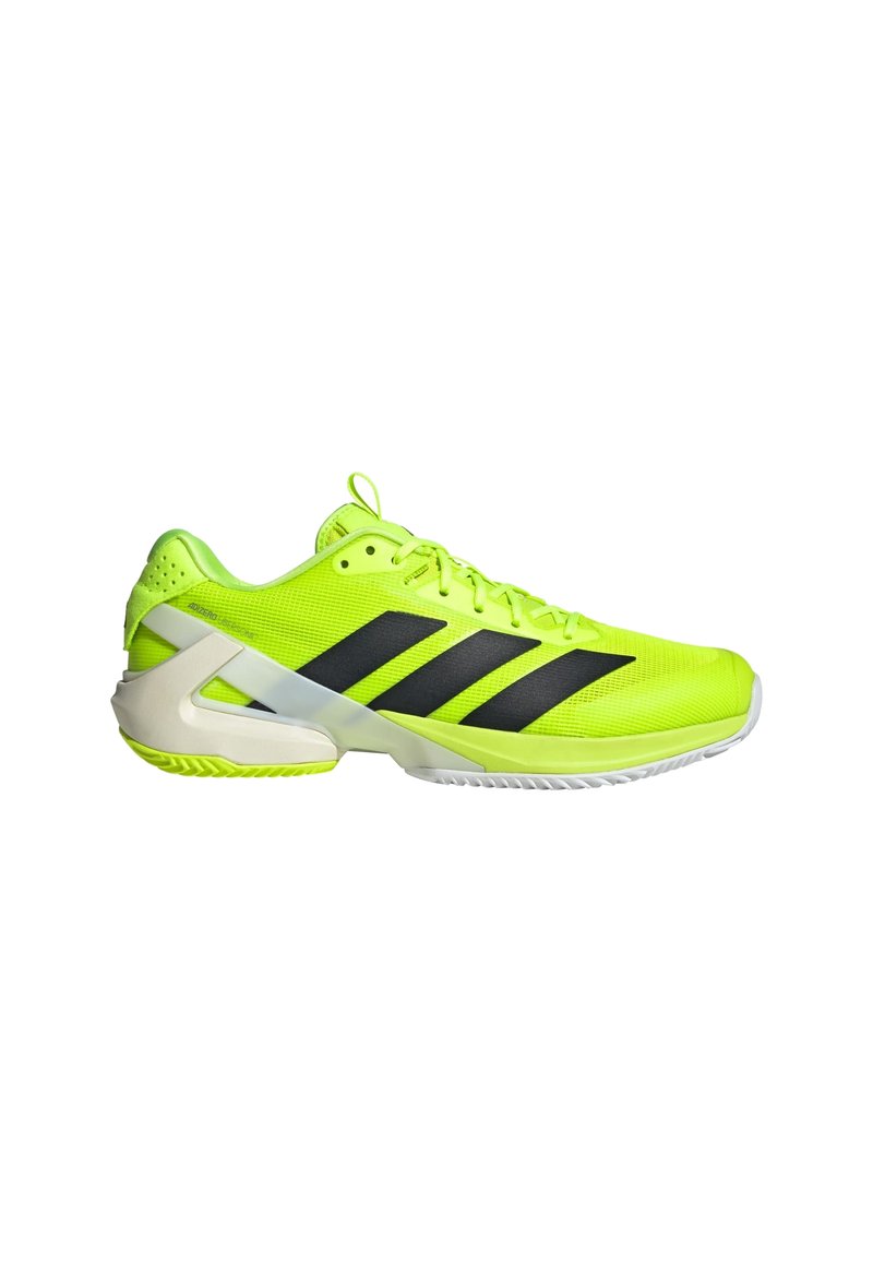 Baskets de sport vert lime avec des rayures noires, une tige en mesh respirant, un talon rembourré et une semelle en caoutchouc blanc avec un grip texturé.