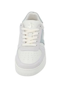 Weiße Sneaker mit grauen Wildlederelementen, runder Zehenpartie, perforiertem Obermaterial für Atmungsaktivität, flachen Schnürsenkeln und Gummisohle. Metallisches Logo auf der Zunge.