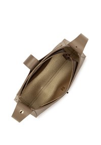 Borsa a mano in pelle beige aperta per mostrare l'interno testurizzato, tasca con zip e chiusura a scatto su due manici.