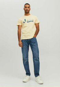 Jack & Jones JCOLOGAN CREW NECK - T-shirt imprimé - pale banana