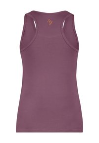 Mauve tankki, jossa on muotoiltu leikkaus, urheilutyyppiset olkaimet ja huomaamaton ommel. Siinä on pieni stikattu logo kontrastivärillä.