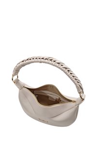 Borsa in pelle beige chiaro con tracolla intrecciata. La borsa presenta una chiusura con zip e una tasca interna. Texture liscia con un marchio discreto.