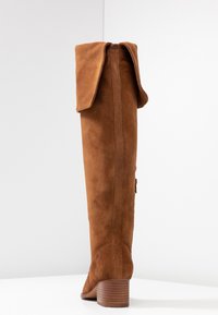 KIOMI Botas mosqueteras - cognac
