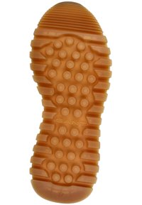 Gumová podrážka v pískové barvě s texturovaným, vlnitým povrchem. Má kruhové vzory trakce a drážky pro lepší přilnavost. Označena značkou a velikostí.
