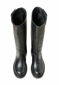 Knähöga svarta läderstövlar med en slät yta, rund tå och minimal sömnad. Inkluderar en sidobuckle för detalj.