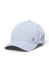 Lyseblå baseballcap laget av stoff med buet skygge, med seks sydd paneler og en liten sølvfarget logo på fronten.