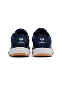 Navyblaue Sportschuhe mit Netztextur, weißer Sohle und Gummi-Akzenten; mit Logo an der Ferse und Zuglasche für einfaches An- und Ausziehen.