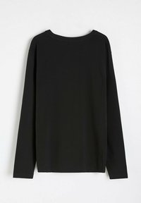 Czarna koszulka z długim rękawem wykonana z bawełny, z okrągłym dekoltem i minimalistycznym designem bez widocznych wzorów lub ozdób.