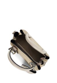 Beige leren handtas met een zachte textuur, dubbele handvatten, ritssluiting en een zwarte binnenkant. Voorzien van zilveren hardware accenten en een gestructureerde vorm.
