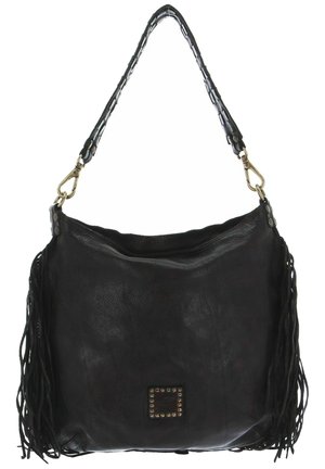 Czarna skórzana torba na ramię z frędzlami po bokach, kwadratową, ćwiekowaną ozdobą z przodu oraz plecionym paskiem z klamrami w kolorze złota.