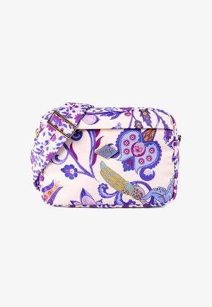 Rechteckige Crossbody-Tasche mit verstellbarem Riemen, rosa Hintergrund, lila Blumen- und Vogelmustern und goldener "oilily" Logo-Plakette an der Vorderseite.