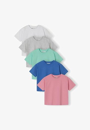 Cinq t-shirts à manches courtes et col rond en blanc, gris clair, vert menthe, bleu et rose, disposés en chevauchement sur un fond blanc.