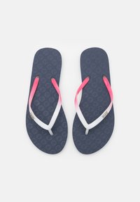 Chinelas marine avec des semelles texturées, dotées de sangles roses et blanches, et d'un accent de logo argenté sur le côté.